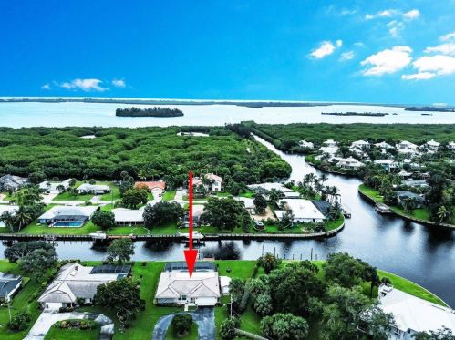 2066 5th Ct, Vero Beach, FL 32962-7321