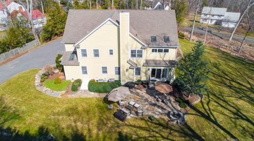 27 Huckleberry Hill Rd, Brookfield Center, CT 06804-2210