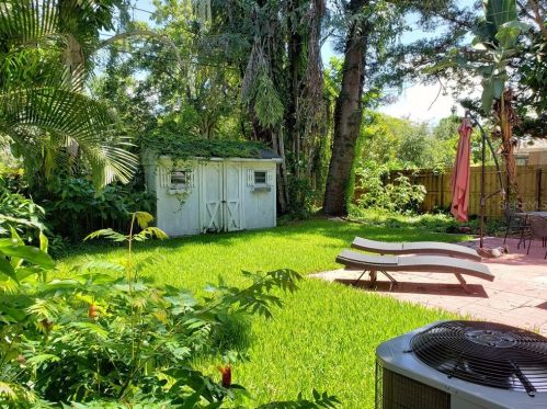 1537 Demens Dr, Saint Petersburg FL  33705-6166 exterior
