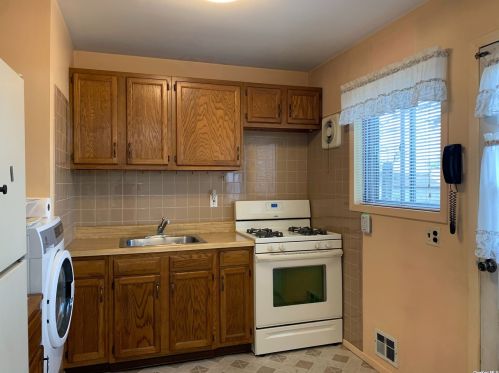1171 America Ave, Babylon, NY 11704-4328