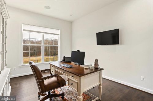 10244 Forest Lake Dr, Great Falls VA  22066-3609 exterior