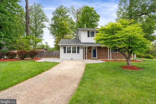 5615 Rolling Rd, Springfield VA  22151-1112 exterior