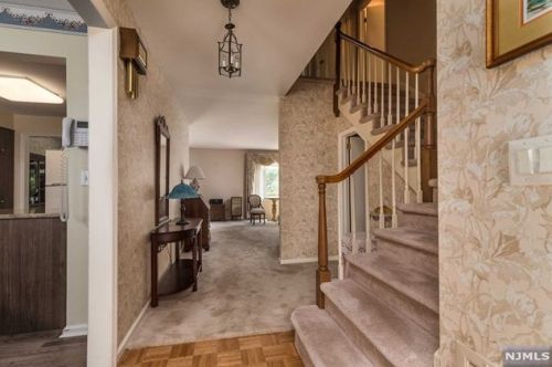 31 Erskine Ct, Mahwah NJ  07430-2014 exterior