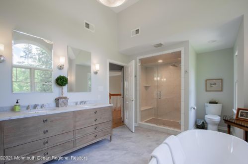 32 Carriage House Ln, Little Silver NJ  07739-1729 exterior