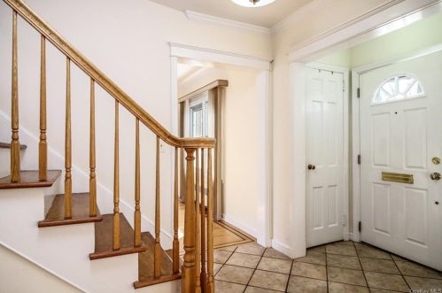 15 Gordon Pl, Scarsdale, NY 10583-1938