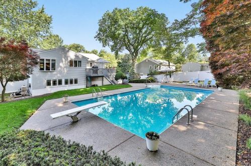 572 Millburn Ct, Valley Cottage, NY 10989-1419