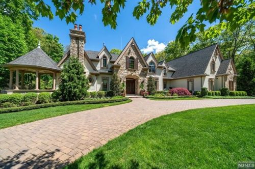 295 Glen Pl, Franklin Lakes, NJ 07417-2707