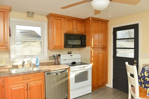 9 Geneva Ave, Plainville, CT 06062-3109