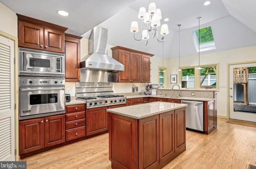 11103 Glade Dr, Herndon VA 20191-4707 exterior