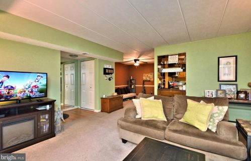231 Village Rd, Southampton, PA 18966-2517