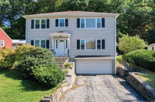 82 Middlefield Ave, Waterbury CT  06705-2723 exterior