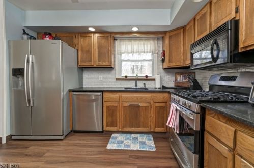 8 Glencross Rd, West Milford Lakes NJ  07480-2206 exterior