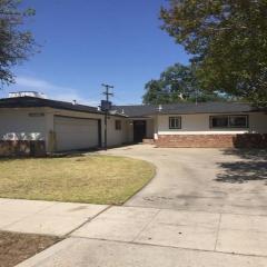 3943 6th St, Fresno, CA 93726-7432