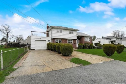 195 Ferndale Ct, Copiague, NY 11726-4319