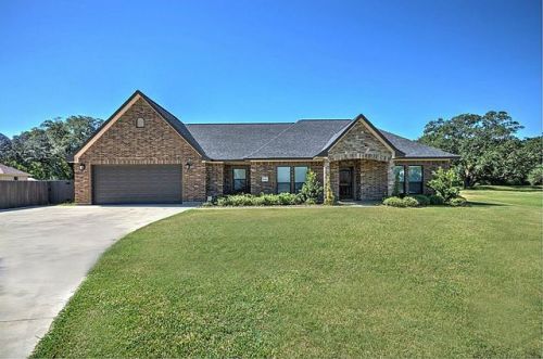 1029 Heritage Oaks Dr, Angleton TX  77515-8821 exterior