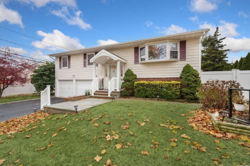 9 Bristol Ln, San Remo, NY 11754-4004