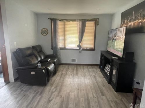 712 Center St, Green Brook NJ  08812-1512 exterior