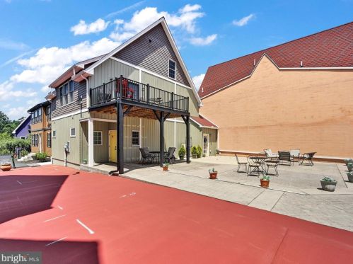 10 Market Plz, Swartzville, PA 17569-9322