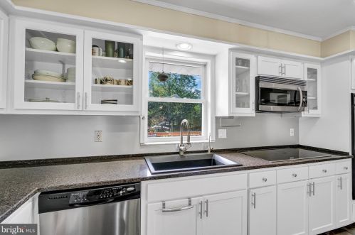 16 Bayberry Rd, Princeton NJ  08540-7417 exterior