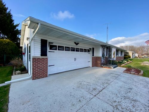 1410 Lee Cir, Manitowoc, WI 54220-1522