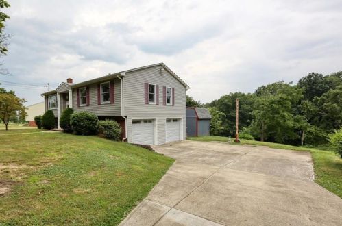 1411 Lexington Dr, New Brighton, PA 15066-3711