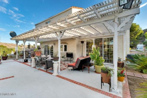 27535 Freetown Ln, Calabasas CA  91301-3560 exterior