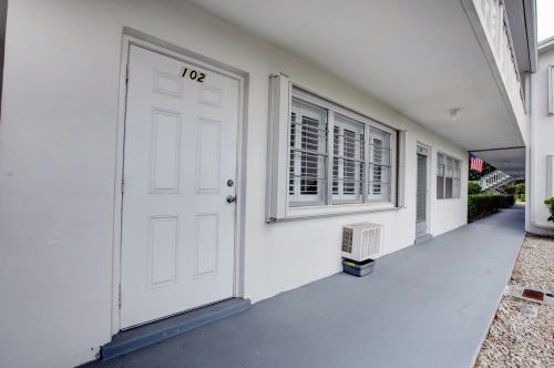 102 Cambridge, West Palm Beach, FL 33417-1318