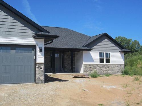 1227 Crescent Sq, Green Bay, WI 54313-7703
