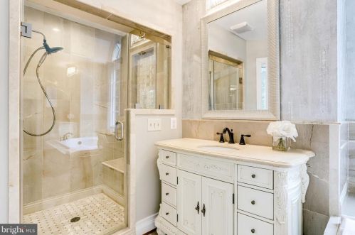 10108 Nedra Dr, Great Falls VA  22066-2835 exterior