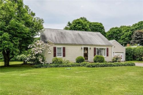 15 Hattertown Rd, Upper Stepney, CT 06468-1038