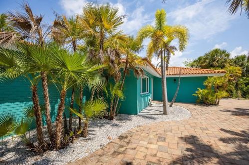 1371 Tahiti Dr, Sanibel FL  33957-2613 exterior