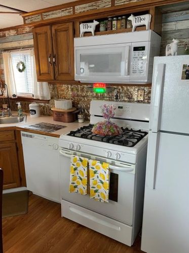 5 Krzak Rd, North Kingstown RI  02852 exterior