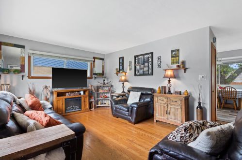 6240 Kinnickinnic Riv Pkwy, Milwaukee WI 53219-3010 exterior