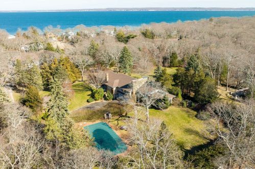 230 Bridge Ln, Nassau Point, NY 11935-2728
