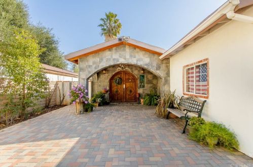 25066 De Wolfe Rd, Santa Clarita, CA 91321-3400