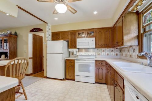 22194 Valley Rd, Waukesha WI  53186-5350 exterior