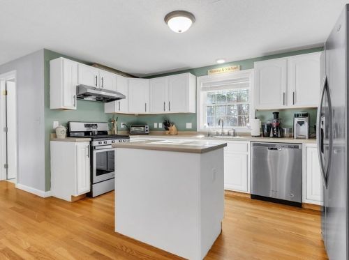 8 Town Farm Rd, Salem NH  03079-2454 exterior