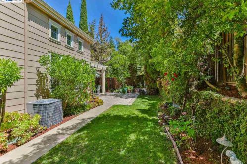 330 Langton Ct, San Ramon CA  94582-4692 exterior