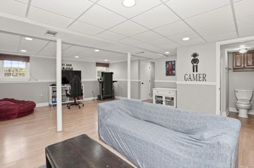 33 Windsor Rd, Huntington CT 06484-5022 exterior