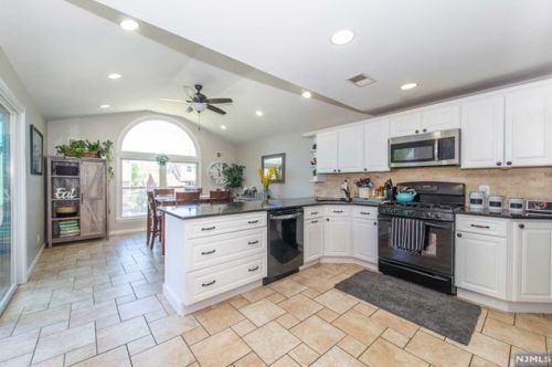 129 Philip Ave, Elmwood Park NJ  07407-2136 exterior
