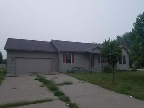 101 Moore St, Fruitland, IA 52749-8604