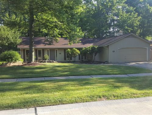 17104 Woodleaf Rd, Cleveland, OH 44136-4418