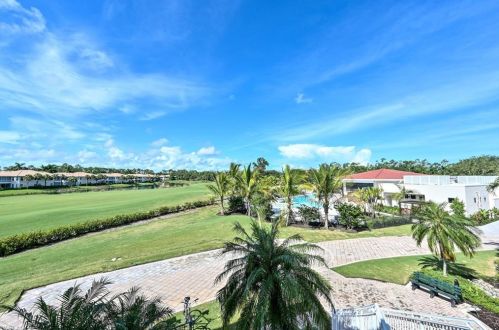 4863 Hampshire Ct, Naples FL  34112-8405 exterior