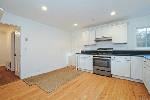 55 Meadowbrook Rd, White Plains NY  10605-2203 exterior