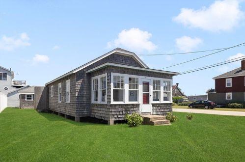 28 Stanton Ave, South Kingstown, RI 02882-6329