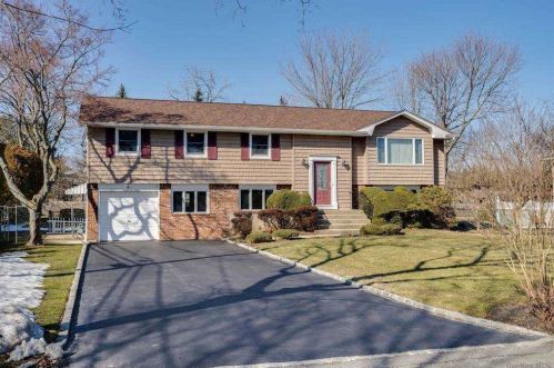3 Shelby Rd, Elwood, NY 11731-4819