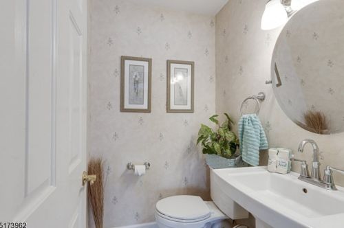 61 Woodland Dr, West Paterson NJ  07424-3707 exterior