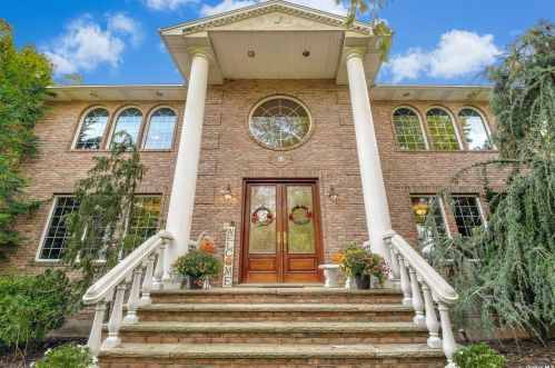 16 Hofstra Ct, Hicksville, NY 11803-1813