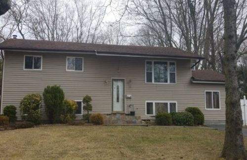 93 Ridge Rd, Wheatley Heights, NY 11798-1052