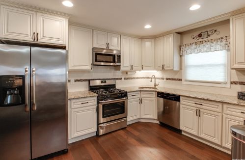 609 Montauk Hwy, Oakdale, NY 11769-1836